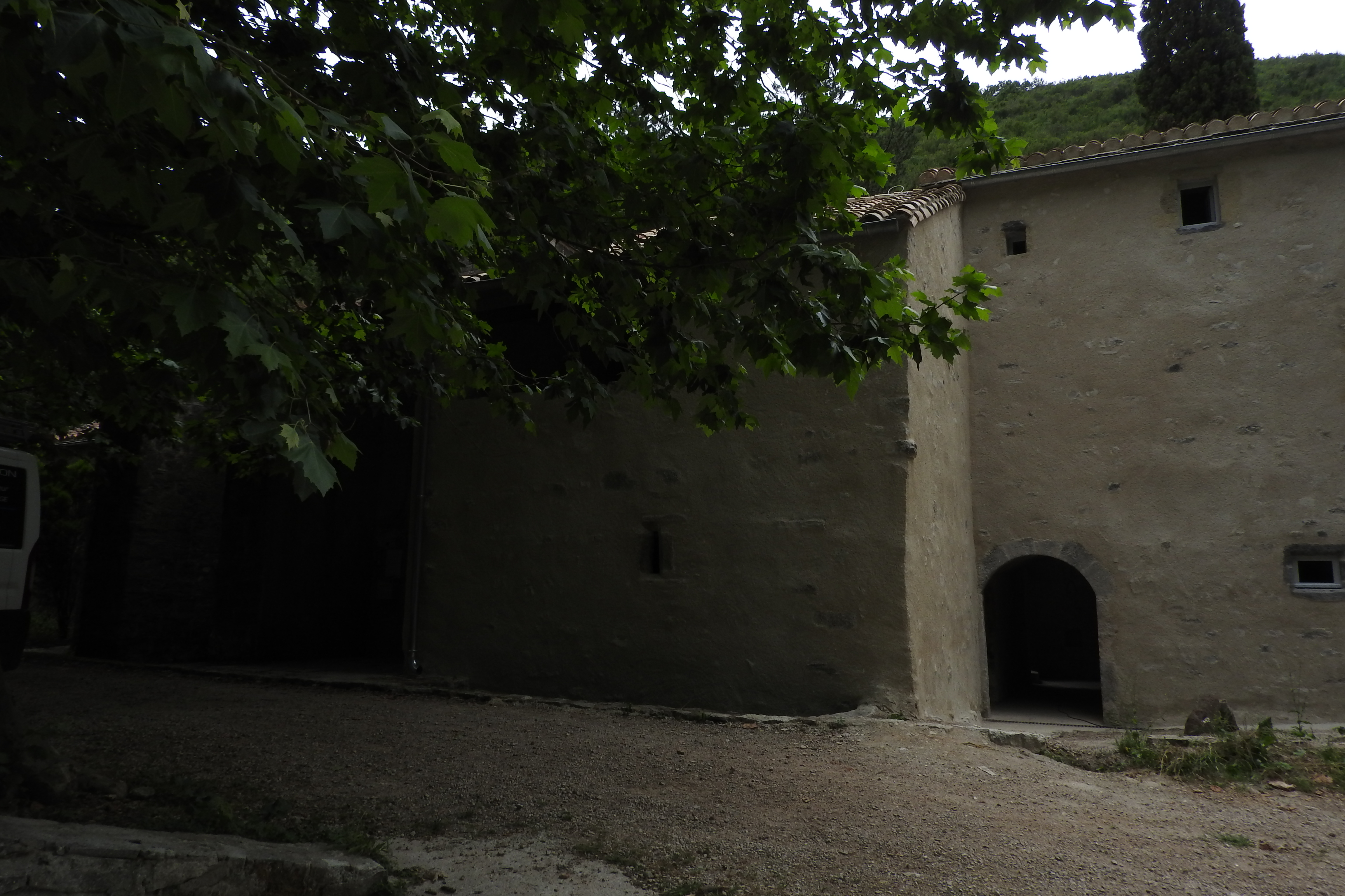 Notre Dame de Nize dans un écrin de verdure